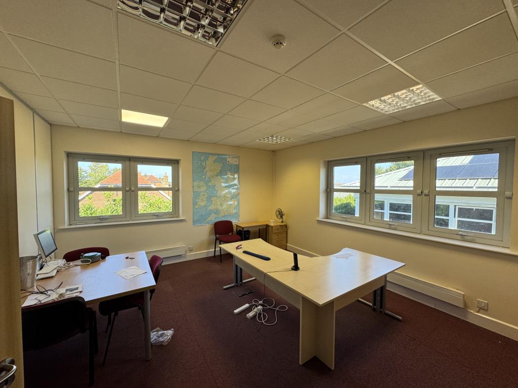 Lot: 49 - PAIR OF MODERN PURPOSE BUILT OFFICE UNITS TOTALLING 321 SQ.M WITH SCOPE FOR SUBDIVISION - An Office on the first floor